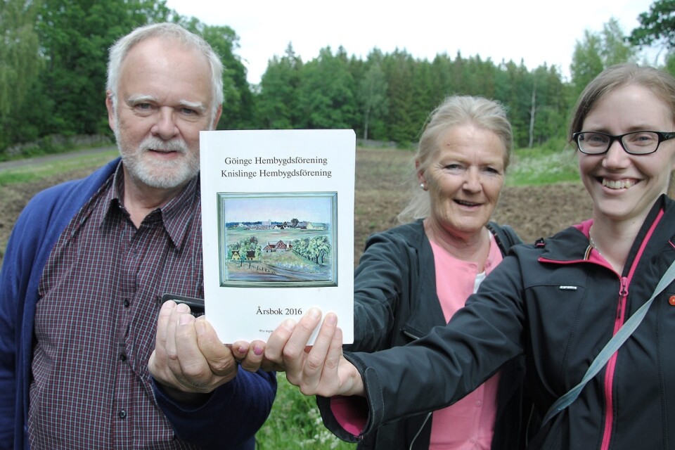 Sven Jensén, Gun Larsson och Therese Oleskog i redaktionskommittén med 2016 års hembygdsbok, som har utsetts till Skånes bästa hembygdsbok.
