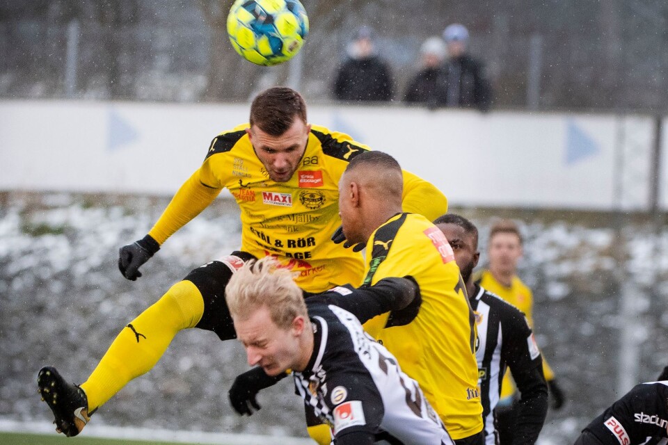 Mjällbys mittback Adi Terzic nickar undan en boll.