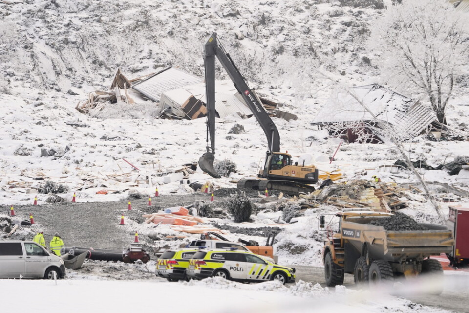 Sökandet efter saknade efter jordskredet i norska Gjerdrum har återupptagits.