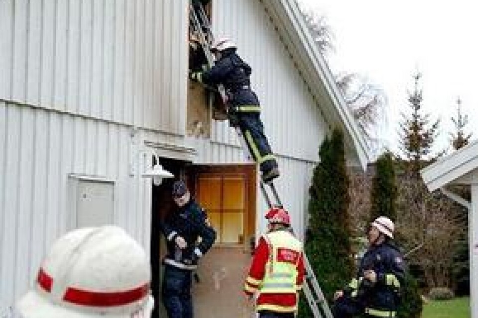 En villa i Beddingestrand rökskadades vid en brand på fredagens eftermiddag. Bild: CLAES NYBERG