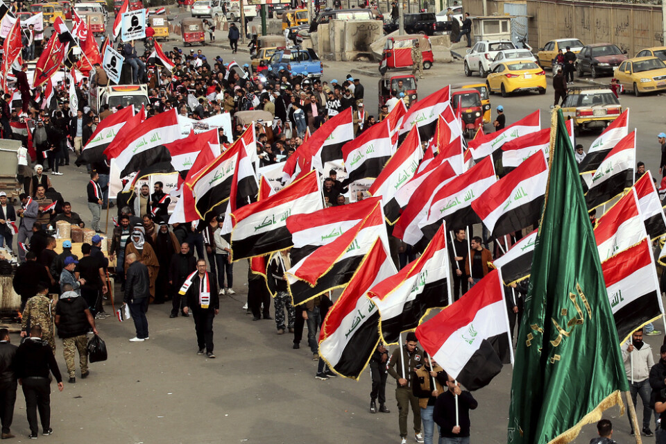 Oro för våldsamheter har ökat sedan makt- och styrkedemonstrationer genomförts på Tahrirtorget i Bagdad. På fredagen dödades flera demonstranter i en till synes planerad attack.