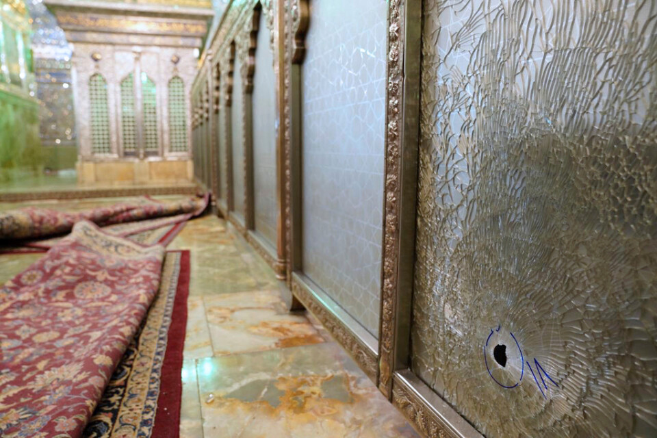 Ett skotthål syns i en glasvägg i Shah Cheragh, ett mausoleum i Shiraz, efter attacken som krävde 13 människoliv. Arkivbild.