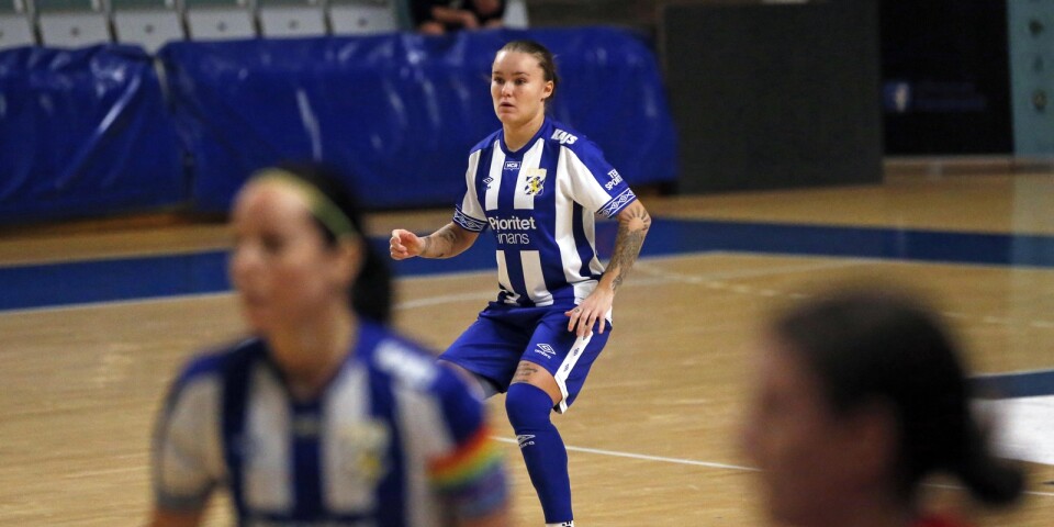 Moa Glans är inte med på det pågående landslagslägret på grund av ett dåligt knä. På bilden i IFK Göteborgs tröja, där hon spelade innan hon gick till GAIS.