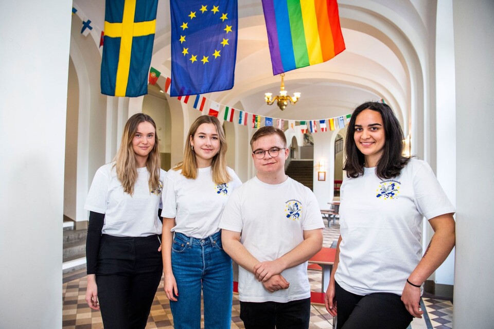 Eleverna Tilda Lindén, Märtha Lindström, Hector Degrell och Jasmina Potera som går samhällsvetenskapliga programmet med internationell profil är elevambassadörer under EU-dagen.
