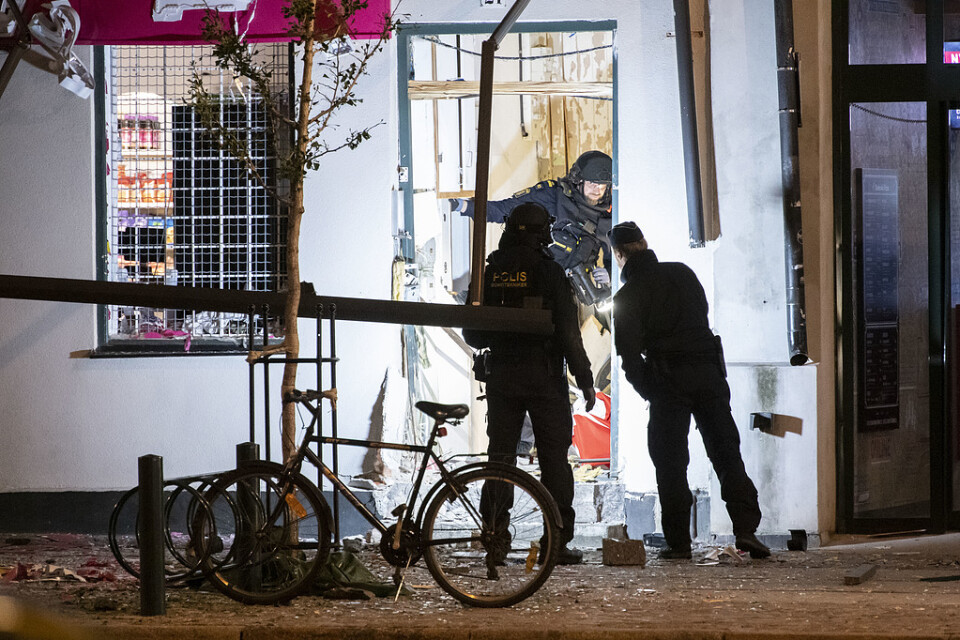 Nationella bombskyddet på plats efter explosionen utanför en livsmedelsbutik i centrala Lund natten till lördag. Arkivbild.