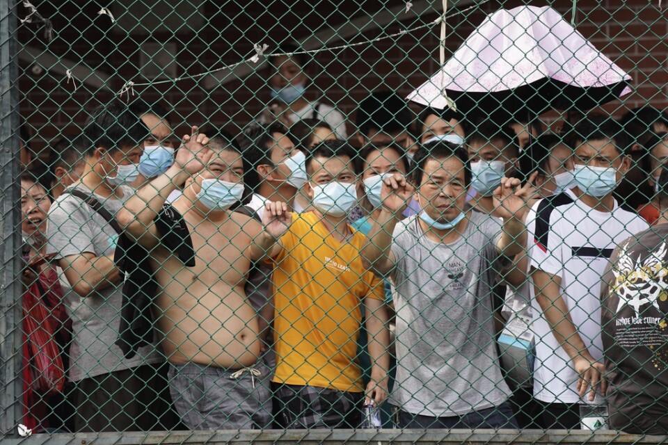 Invånare köar för att göra ett covidtest i ett distrikt i Guangzhou i södra Kina – där myndigheterna är på tårna på grund av ett virusutbrott.