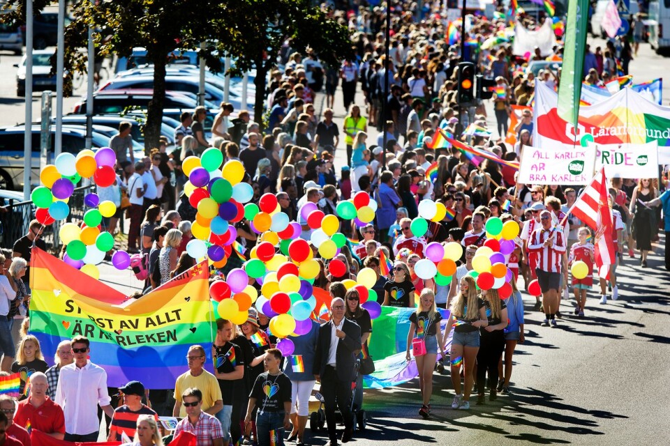 Prideparaden hotas av nya krav på utbildade funktionärer.