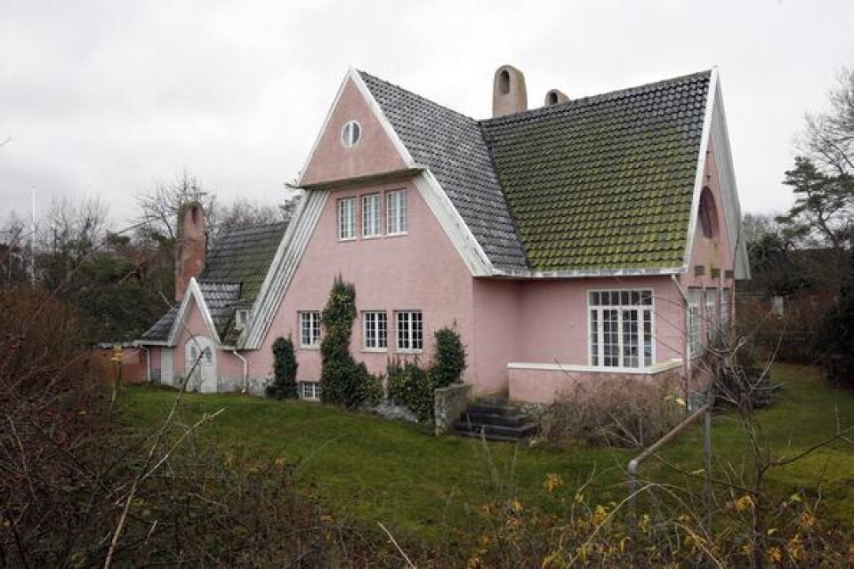 Villa Tångvalla på Fyrvägen är ett välbevarat exemplar av sommarhus i jugendstil som Alfred Grenander ritade och lät bygga 1907. Den starka färgen Här tillbringade han och familjen somrarna under flera decennier. Huset är än i dag i familjens ägo.
