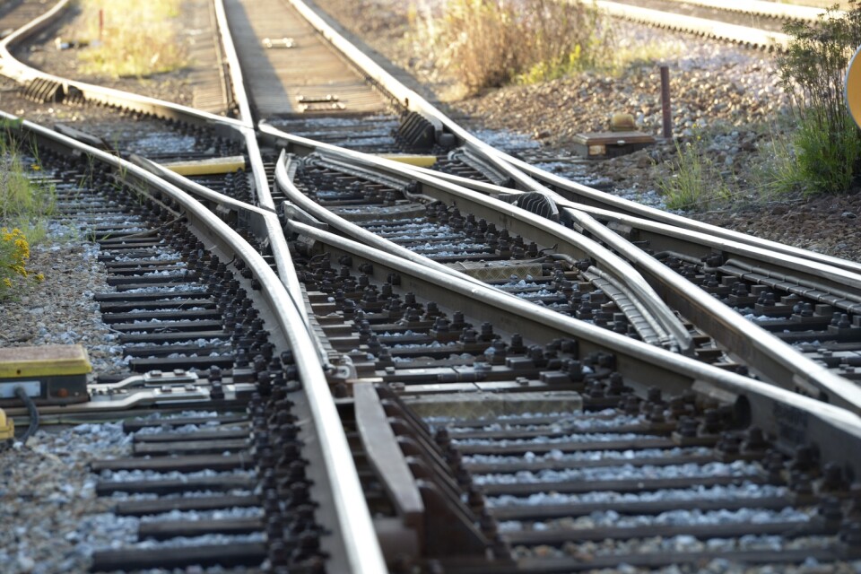 Det soliga och varma vädret gör att järnvägsrälsen riskerar att "bli som en orm", enligt Trafikverket. Arkivbild.