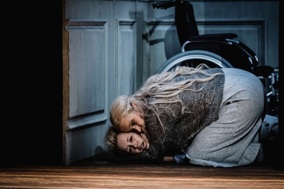 Eva (Erika Sunnegårdh) och Helena (Helena Juntunen) i en scen ur ”Höstsonaten”. Operan ges under september månad i Malmö.