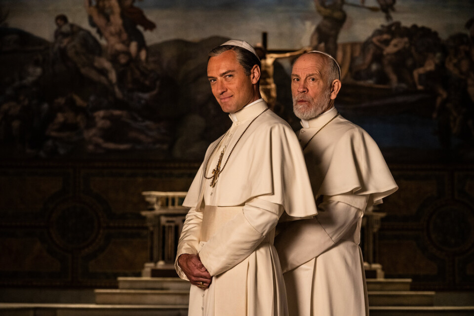 Jude Law och John Malkovich i "The new pope". Pressbild.