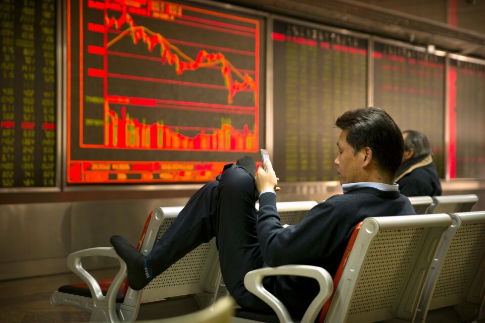 Tokyobörsen rasade med 4,5 procent under fredagens handel, medan Shanghaibörsen föll 3,4 procent.