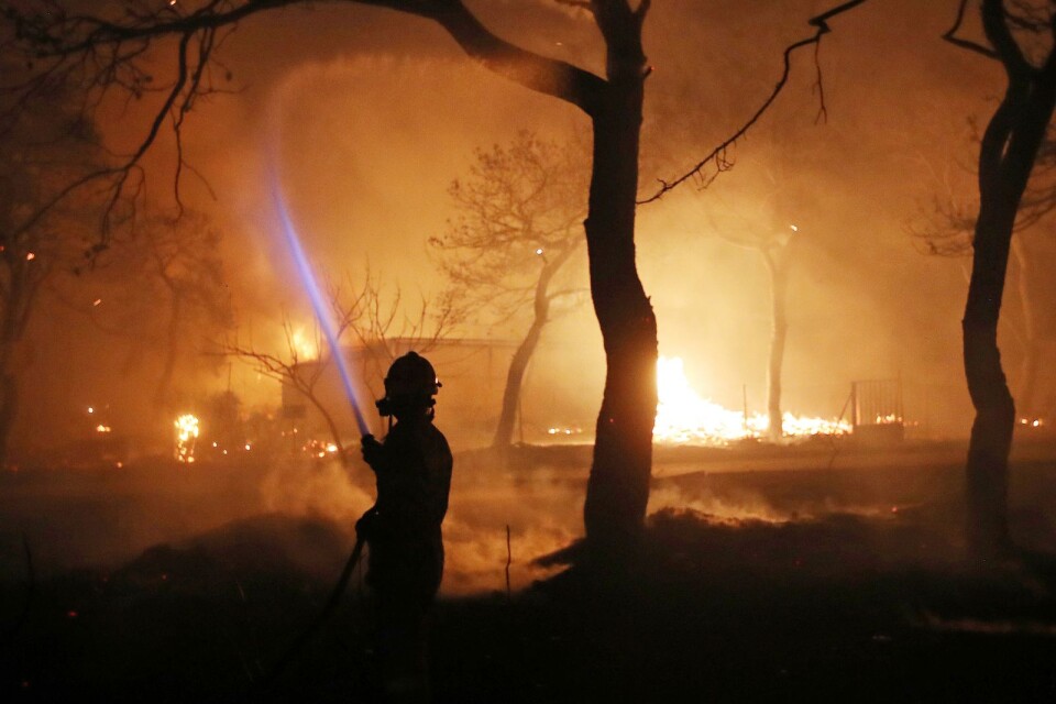 Dödssiffran stiger och många saknas i samband med omfattande skogsbränder i närheten av Aten.