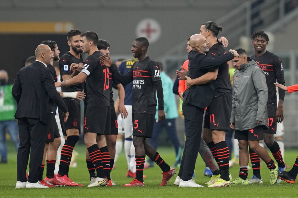 Milans tränare Stefano Pioli kramar om Zlatan Ibrahimovic efter comebacken i lördags.