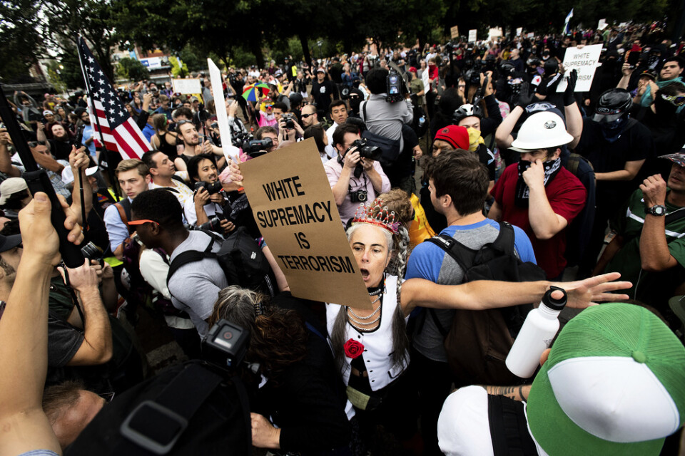 Motdemonstranter, varav en del tillhör de autonoma vänsterrörelsen Antifa, vid en högerextrem manifestation i Portland 2019. Arkivbild.