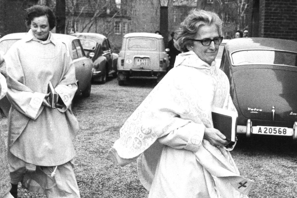 Först efter ett beslut 1958 fick Sverige sina första kvinnliga präster, Elisabeth Djurle Olander, Ingrid Persson och Margit Sahlin. På bilden ses den sistnämnda.