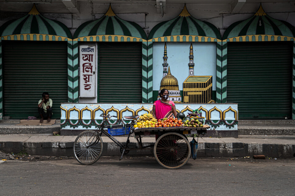 En fruktförsäljare i Gauhati. Bild från i april.
