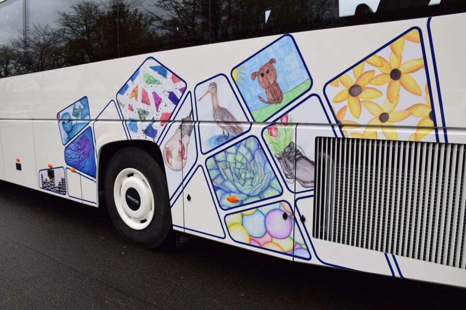 Kristianstad kommuns första biogasdrivna skolbuss som elever på Nosabyskolan har målat teckningar till.