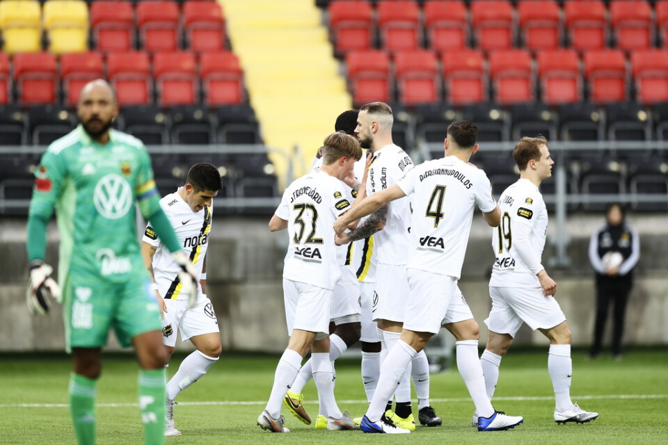 AIK jublar efter Tom Strannegårds mål.