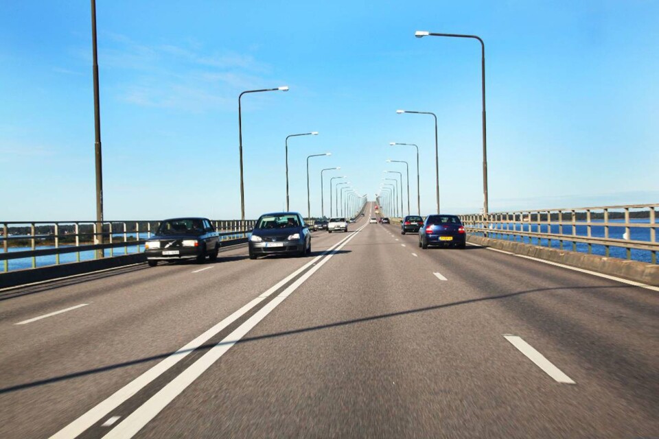 En persienn stör trafiken på Ölandsbron.