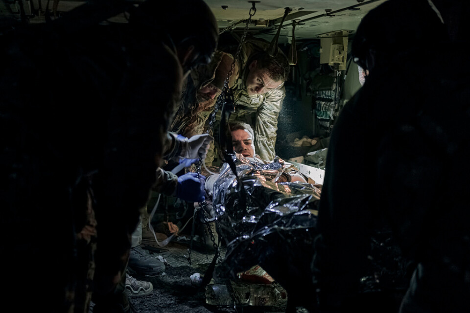 Militära läkare ger vård till en soldat som skadats i strid i Bachmut. Bilden togs den 9 april. Arkivbild.