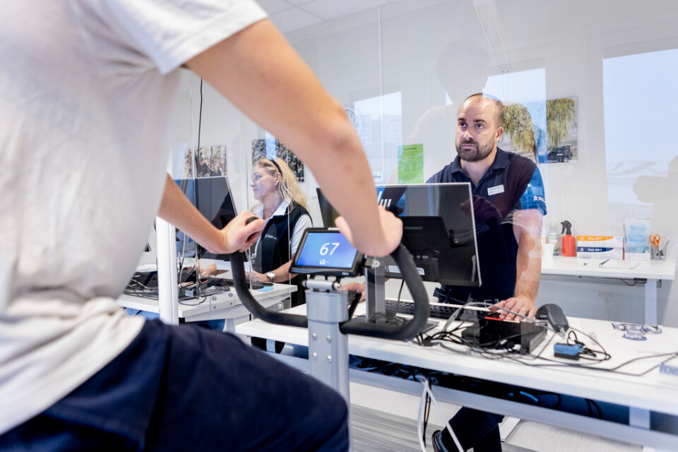 Dan Lövfors, sjuksköterska, övervakar ett fysiskt test på ett mönstringskontor i Stockholm. Arkivbild.