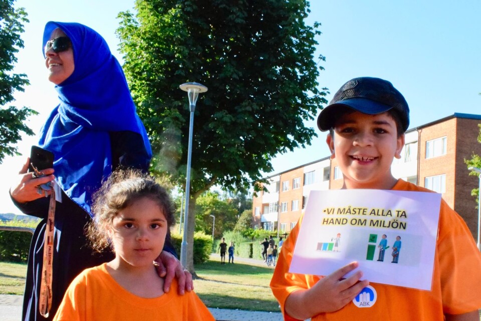 Kvinnor i muslimska församlingen startade en städgrupp med barn på Gamlegården.