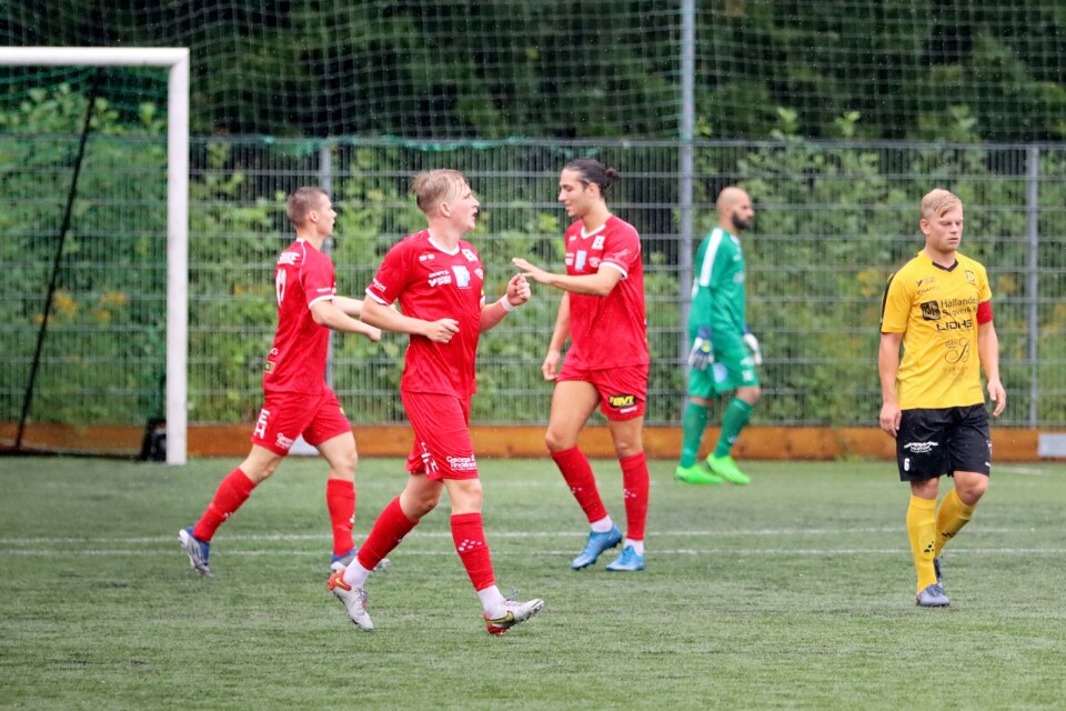 Aleksandar Ceganjac (Mitten) gjorde två mål i derbyt mot Dalstorp, vinst till slut med 4– 1.
