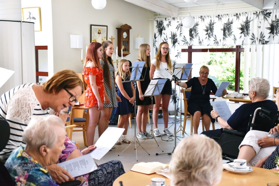 Här sjunger ungdomarna för de äldre på Västralid.