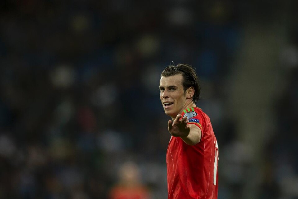 Världens dyraste fotbollspelare Gareth Bale har haft det lite tufft i Real Madrid senaste tiden. Men på lördagen fick han lite att glädjas över då han gjorde två mål när Wales slog Israel i Haifa med 3-0 i EM-kvalgrupp B. Först nickade han fram till Aar
