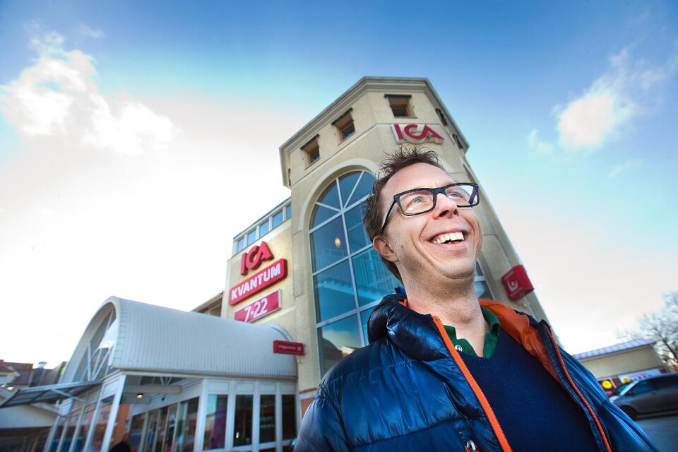 Fyra av fem arbetsdagar i veckan planerar Calle Bergman att vara i butiken i Ulricehamn. ”Jag vill bli ortens Ica-handlare” säger han. Foto: Pernilla Rudenwall Petrie