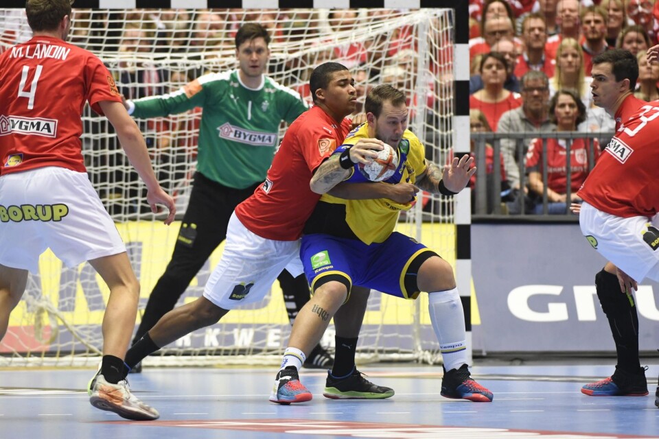 Danmarks Mads Mensah mot Andreas Nilsson i VM-matchen mellan Danmark och Sverige.