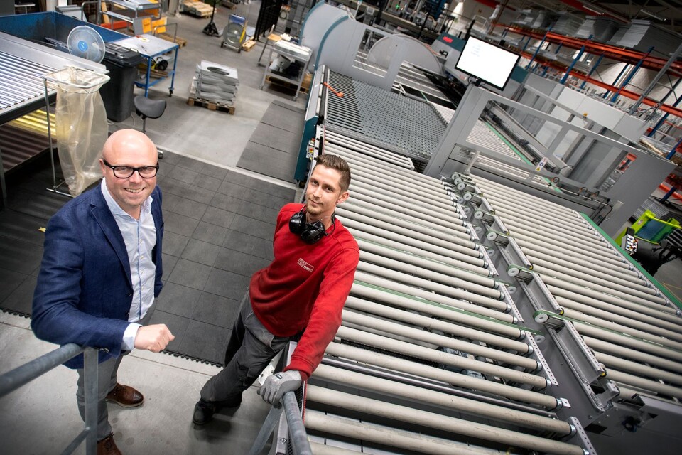 IV Produkt planerar att bygga ut produktionen. Vd Mattias Sjöberg  och Roberto Johansson vid en av de nya maskininvesteringarna.