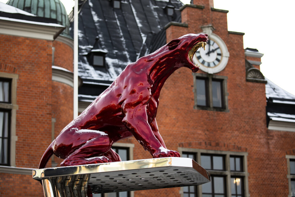 Konstnären Camilla Akrakas rödlackerade pumavrål står på Rådhustorget i Umeå. Pressbild.