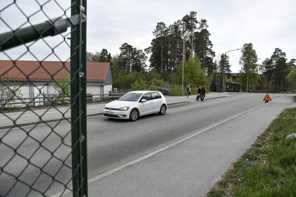 En man dog när två personer blev påkörda av en polisbil i området Gottsunda i Uppsala.