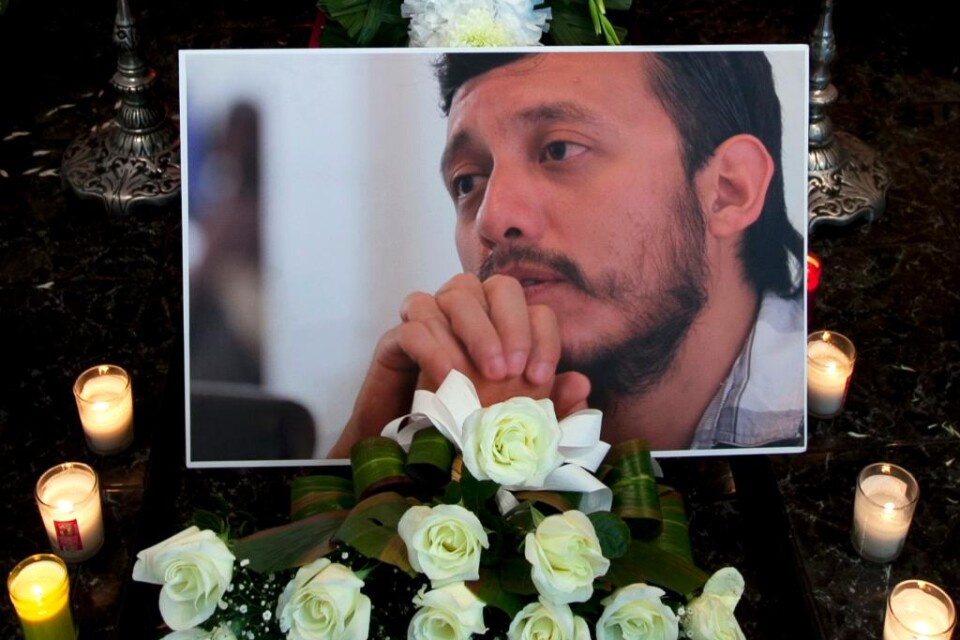 Familj, vänner och kollegor samlades till en mycket känslosam begravning på måndagen för fotojournalisten Ruben Espinosa som tillsammans med ytterligare fyra personer brutalt mördades i förra veckan. Fotografkollegor kastade upp sina kameror i luften vi