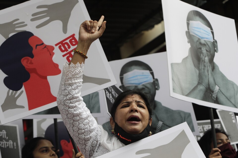 Bilder på Yogi Adityanath, chefsminister i Uttar Pradesh, i ögonbindel hålls upp under en protest mot en misstänkt gängvåldtäkt mot en dalitkvinna i den indiska delstaten.