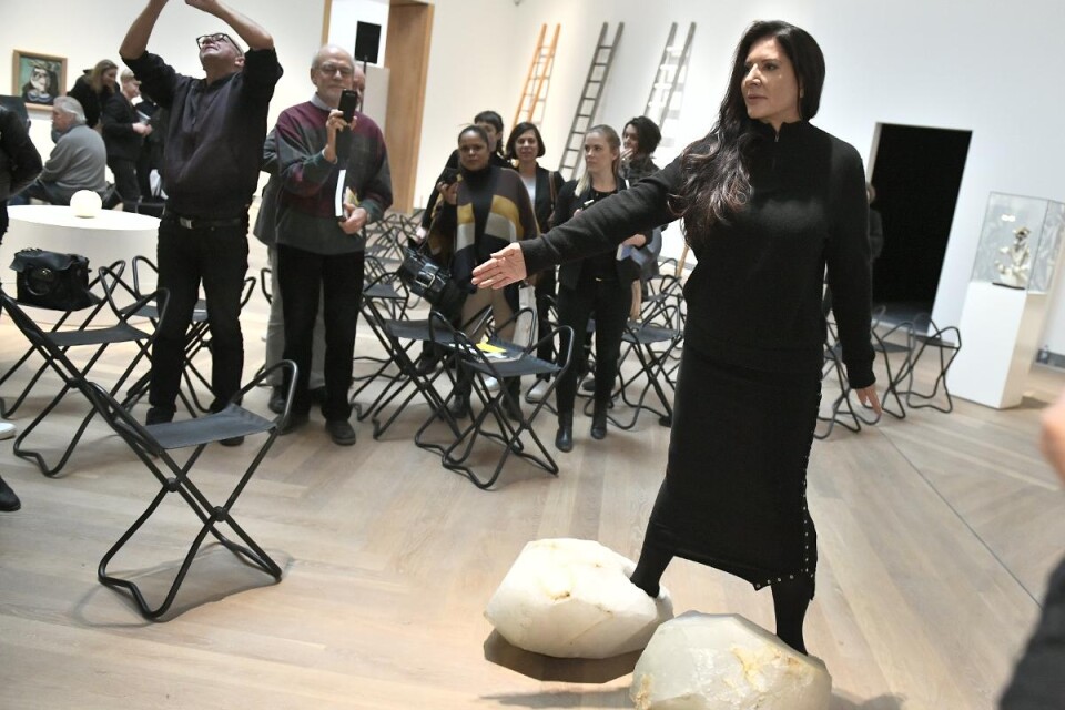 Performanceartisten Marina Abramović i sina skor av bergkristall, "Shoes for departure" syftar på en avresa som sker i det inre. Skorna väger 20 kilo styck. Foto: Claudio Bresciani/TT