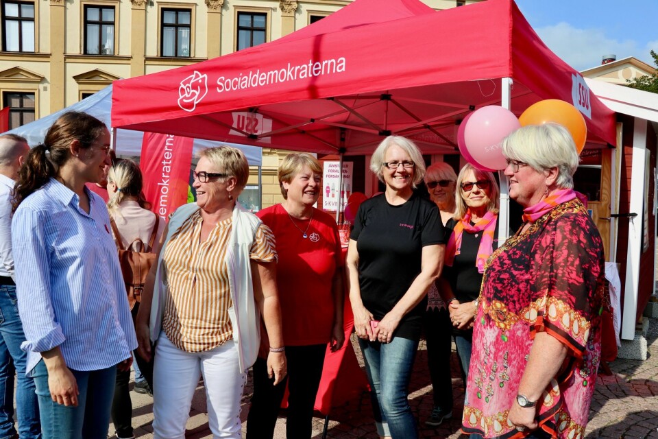 S-kvinnorna Carina Ohlsson, längst till höger i bild, och Susanne Andersson, näst längst till vänster, i samspråk med Laila Naraghi, Yvonne Hagberg, Cornelia Stamer och Ewa Klase.