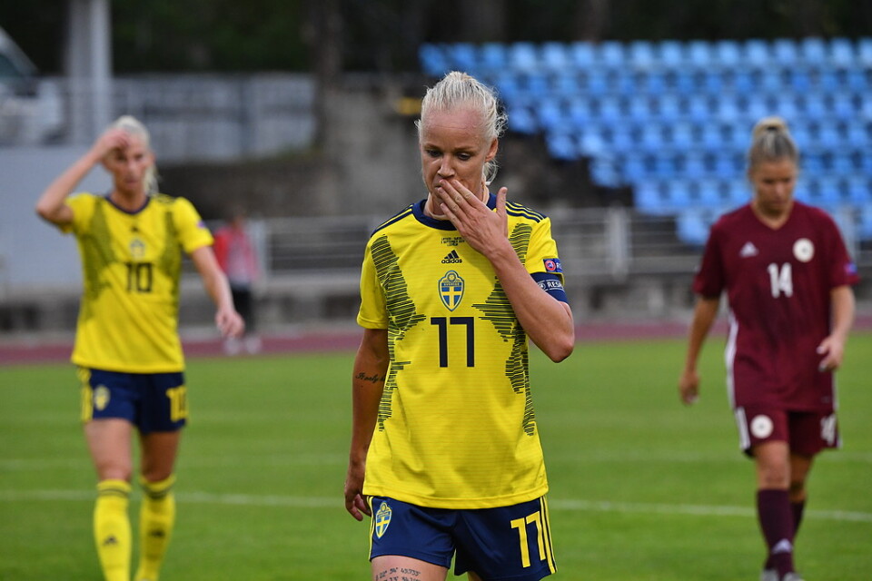 Sveriges lagkapten Caroline Seger spelade 90 minuter i EM-kvalpremiären borta mot Lettland, men en tuff tackling från en motståndare kunde ha satt stopp för fortsatt spel redan i den tionde minuten.
