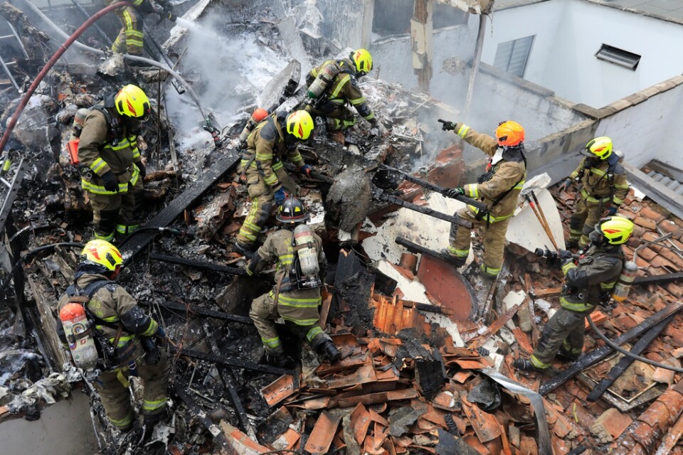 Räddningspersonal efter flygkrasch i Colombia.