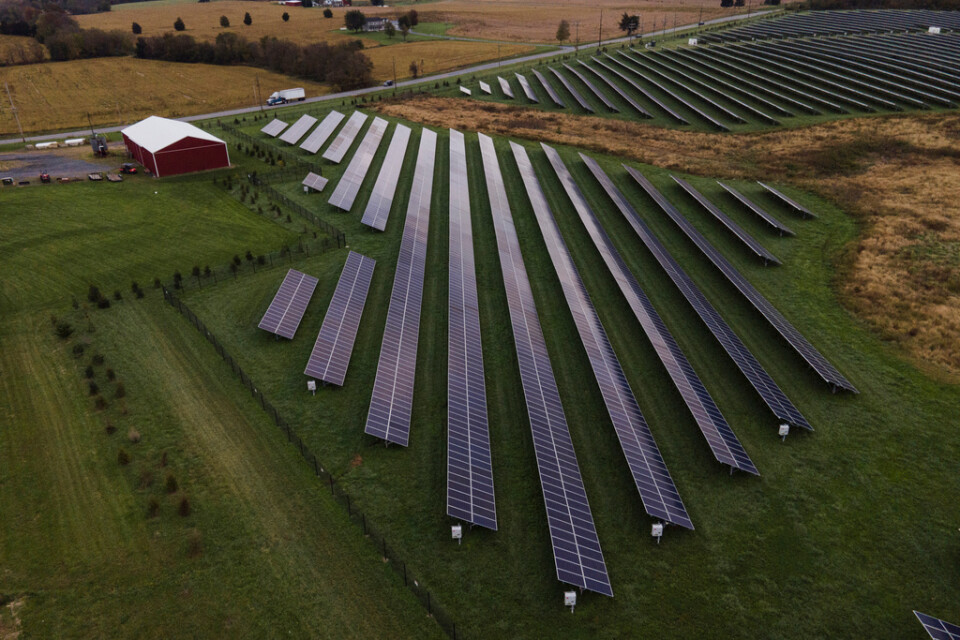 Åkrar med solpaneler i Thurmont i Maryland i USA. Inflation reduction act innebär investeringar i ren energi som sol och vind. Arkivbild.