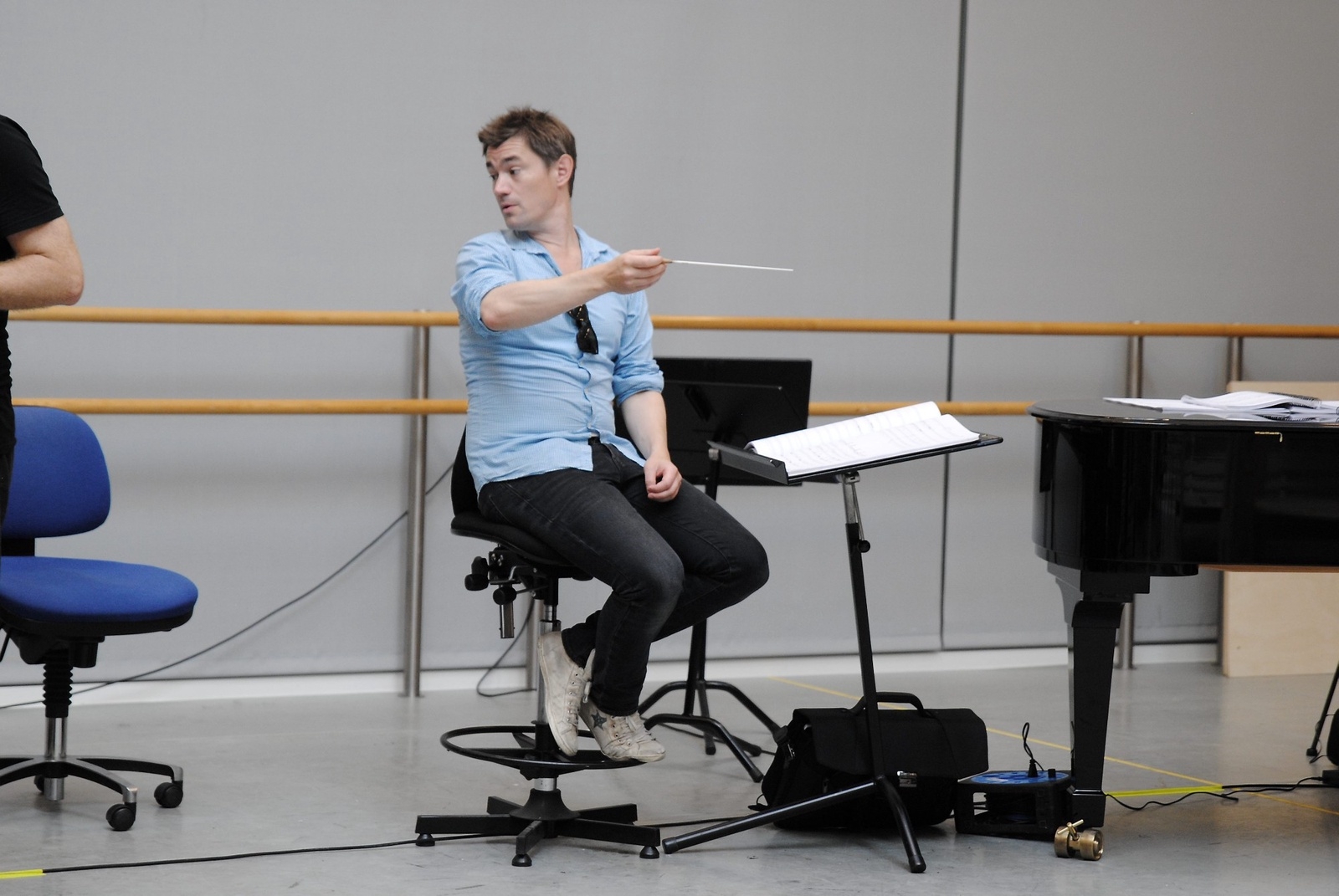 Dirigenten Jakob Hultberg har koll på vad sångarna gör.