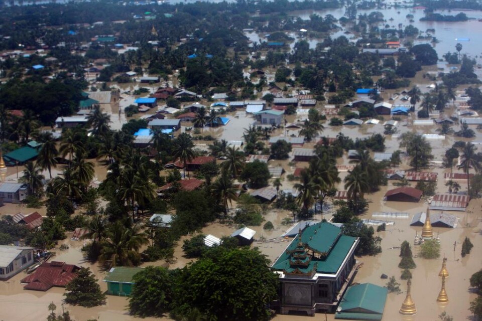 Räddningsarbetare i Burma kämpar mot klockan för att undsätta tiotusentals människor som är strandsatta på grund av stora översvämningar. Ett 50-tal personer har omkommit i vattenmassorna. Monsunregnen som är ovanligt kraftiga har orsakat jordskred och