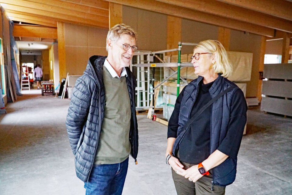Björn Svedhage och Carina Hvalstedt står bakom specialboendet som nu håller på att färdigställas i Skene.