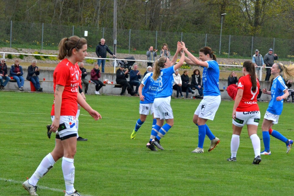 Hammenhög firar mål, totalt gjorde de sju stycken. Rekordinsläpp för TFF:s damer (Felicia Miller i förgrunden).