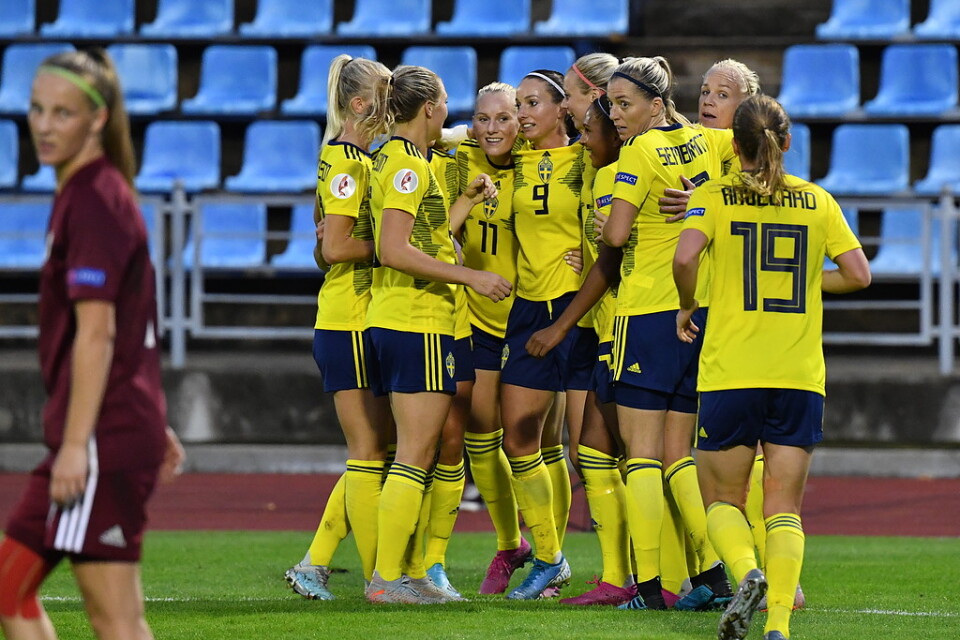 Svenskt jubel efter att en av Kosovare Asllanis alla hörnor resulterat i EM-kvalmatchen borta mot Lettland (4–1).
