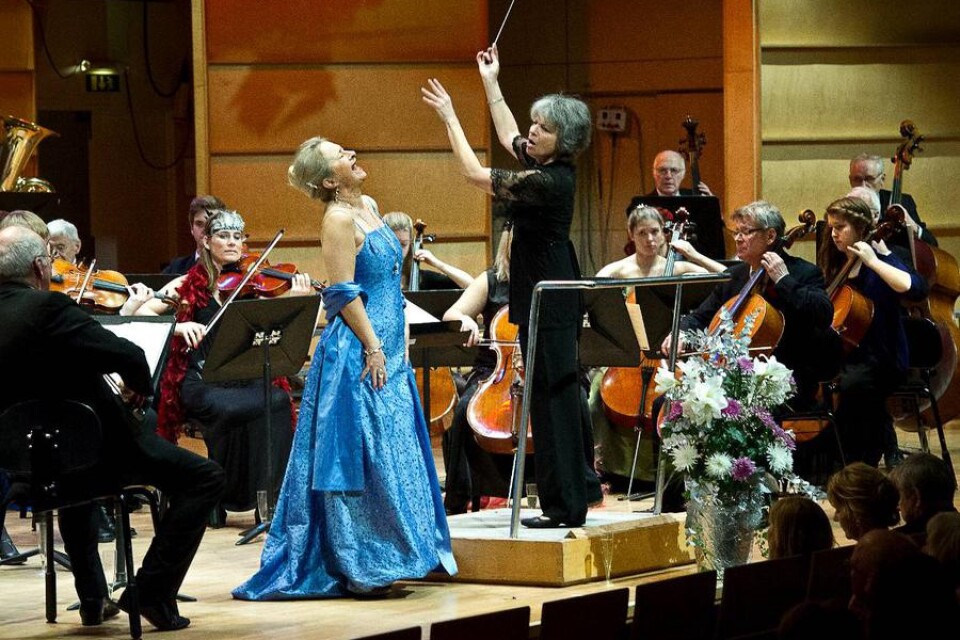 lättsamt och allvarligt Wieska Szymczynska dirigerar Växjö Stads Symfoniorkester ? Lena Hoel Aldén är sopranen.