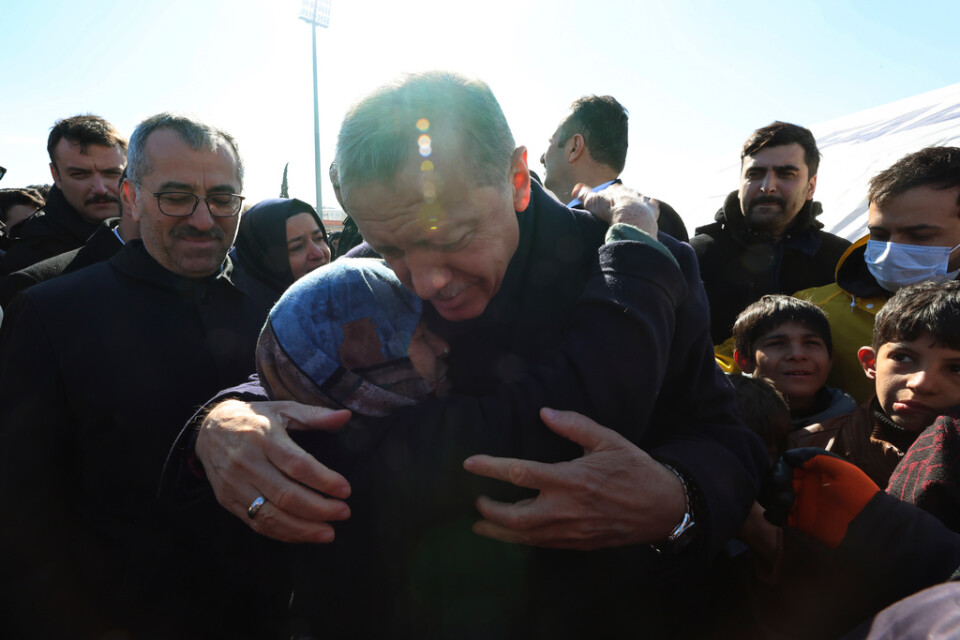 Turkiets president Recep Tayyip Erdogan kramar en överlevare i Kahramanmaras i södra Turkiet den 8 februari.