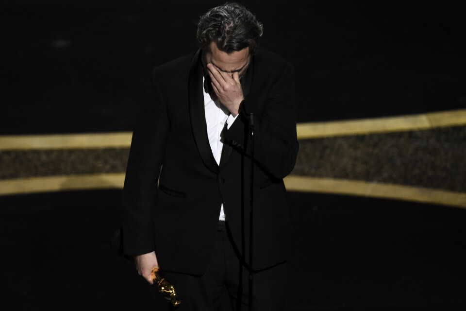 Joaquin Phoenix verkade skakad när han tog emot sitt pris för årets manliga huvudroll.